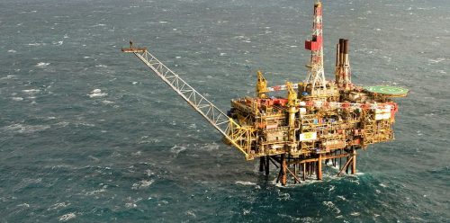 منصة حفر في بحر الشمال وشركات تدعو لتسريع الموافقة على تراخيص النفط والغاز