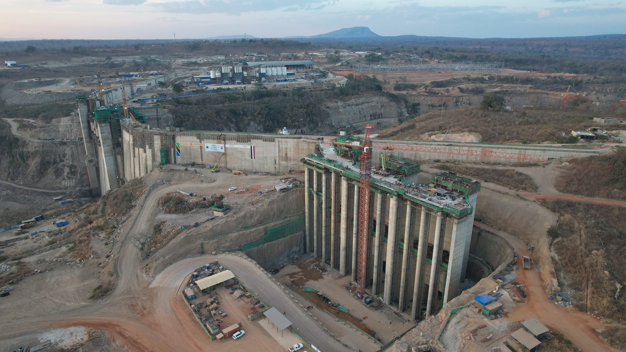 شركات مصرية تنتهي من صب الخرسانة في سد أكبر محطات الطاقة الكهرومائية في تنزانيا