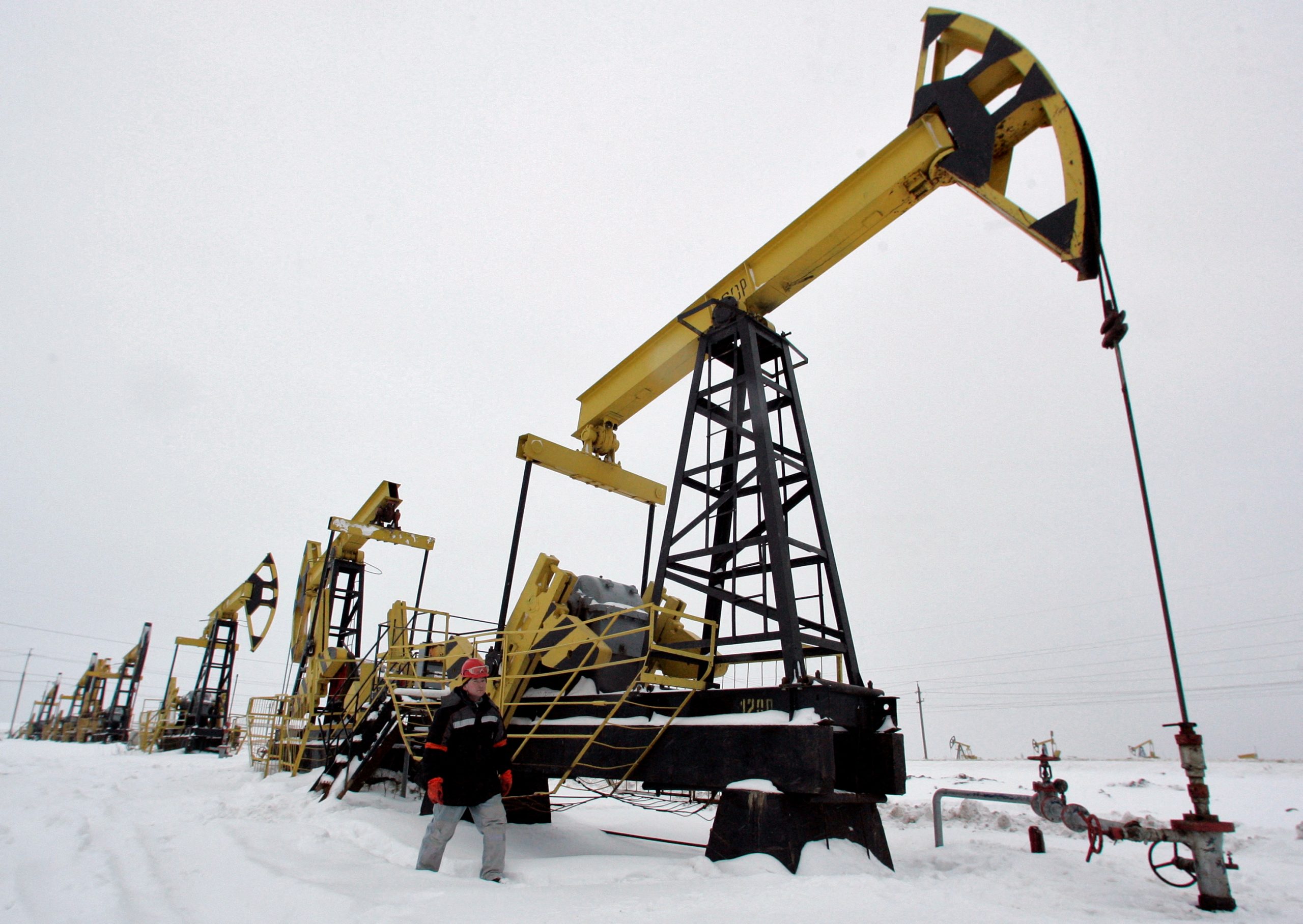 عامل يسير أمام مضخات النفط الروسي