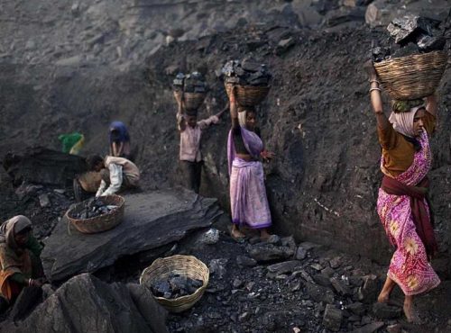 عاملات في أحد مناجم الفحم في الهند تعارض هدف الحياد الكربوني