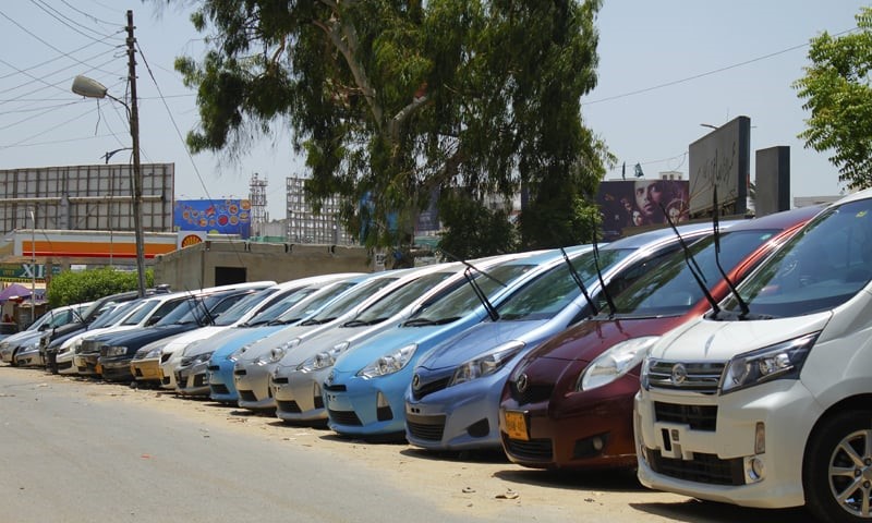 ساحة لبيع السيارات المستوردة في باكستان
