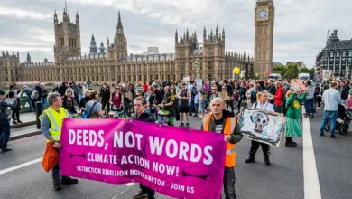 Photo of نشطاء المناخ يحتلون 4 جسور في لندن رفضًا لاستمرار أنشطة النفط