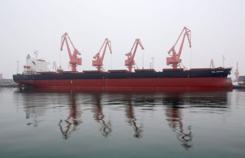 ناقلة بضائع في ميناء تشينغداو