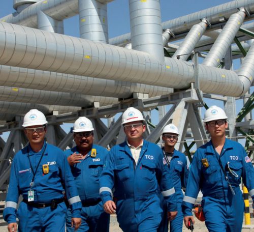 عمال من شركة تنغيز شيفرويل داخل حقل لإنتاج النفط القازاخستاني