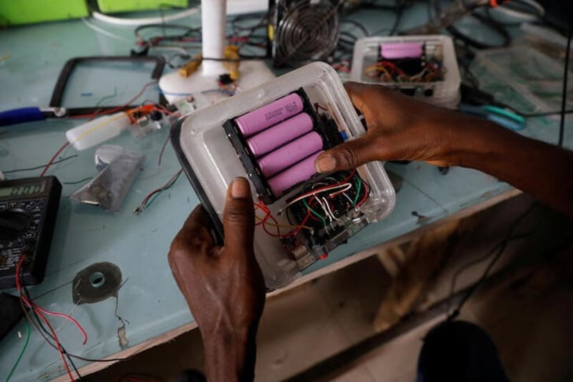 شركة نيجيرية تحول النفايات الإلكترونية إلى مصابيح تعمل بالطاقة الشمسية