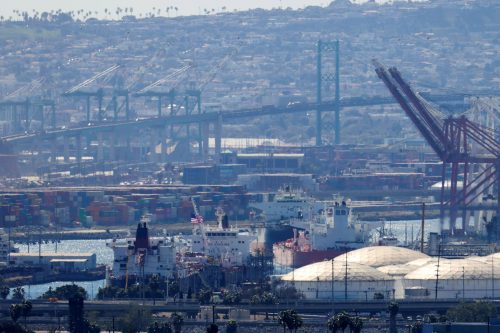 ناقلات النفط تظهر في ميناء لونغ بيتش بكاليفورنيا- الصورة من رويترز