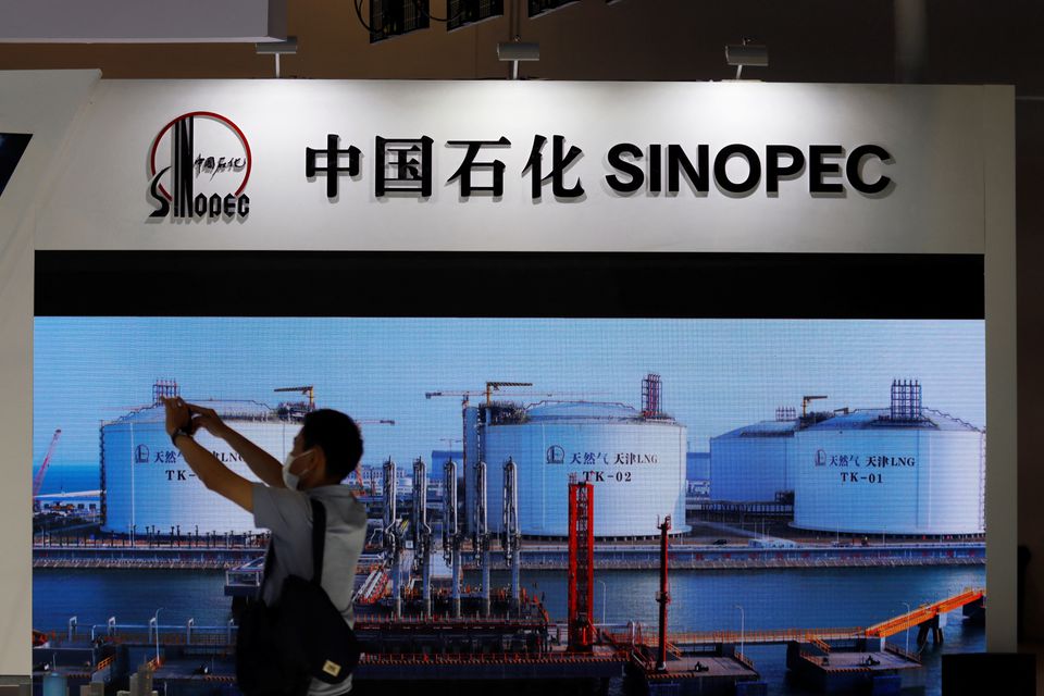 محطة الغاز الطبيعي المسال لشركة سينوبك في جناح شركة النفط خلال معرض الصين الدولي للتجارة- الصورة من رويترز