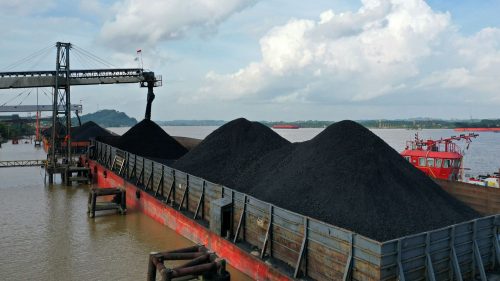 أكوام الفحم في إندونيسيا