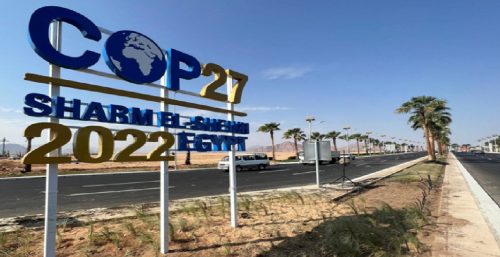 شعار قمة المناخ كوب 27 في الطريق المؤدي إلى منطقة المؤتمرات بمدينة شرم الشيخ - الصورة من رويترز