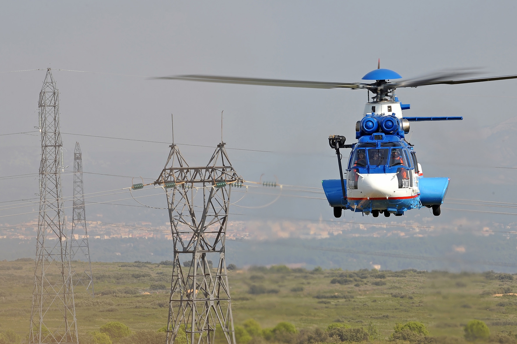 طائرة هليكوبتر تابعة لشركة آر تي إي تجري مسحًا لخطوط الكهرباء في فرنسا