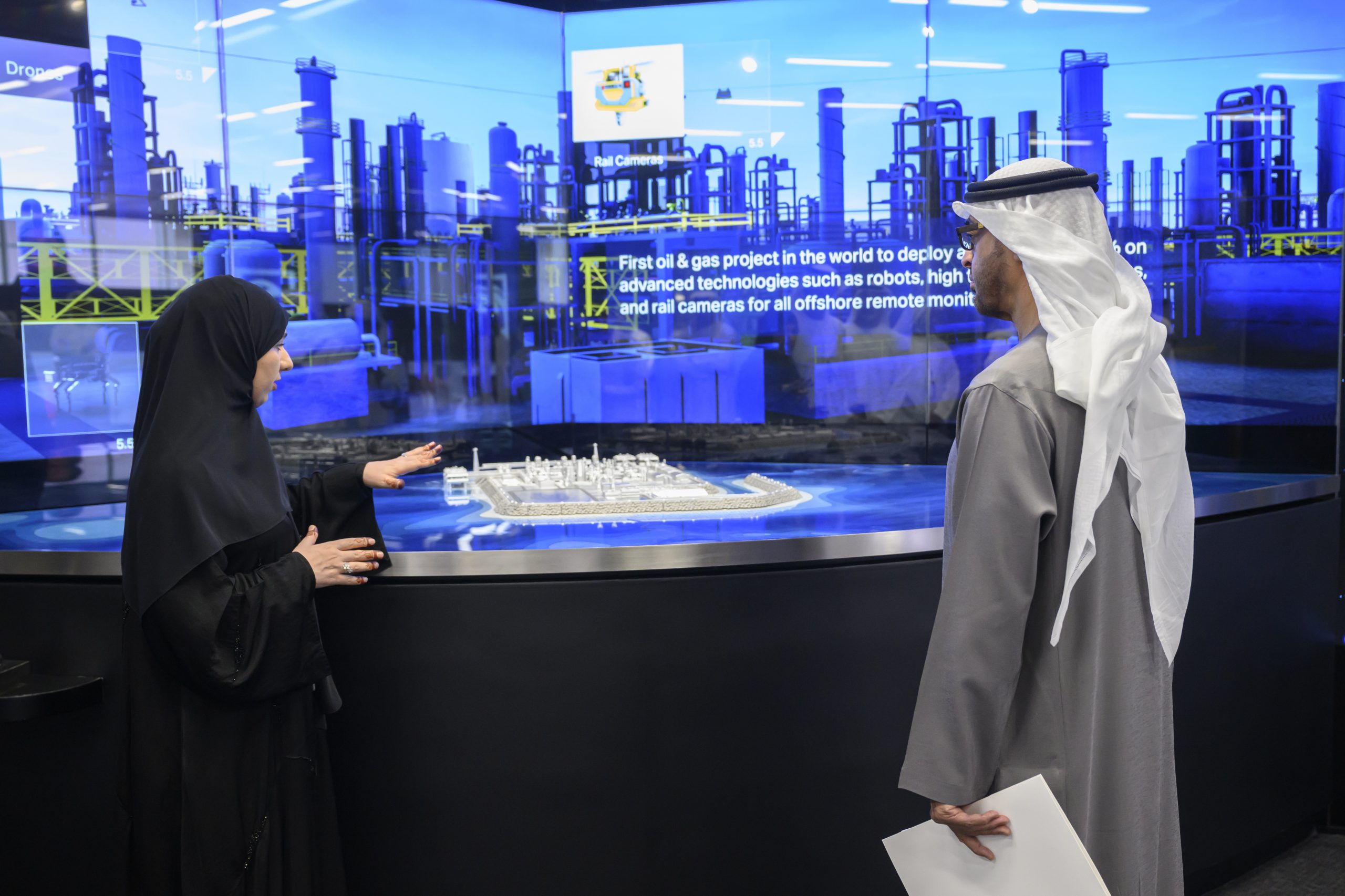 رئيس الإمارات يطلع على خطط وإستراتيجيات شركة أدنوك - الصورة من وام