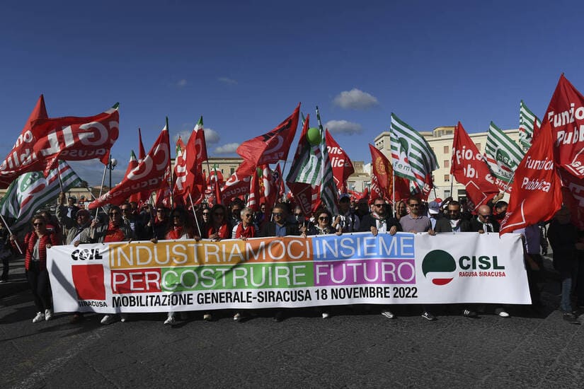 ثاني أكبر مصفاة نفط في أوروبا تشهد إضرابًا عماليًا