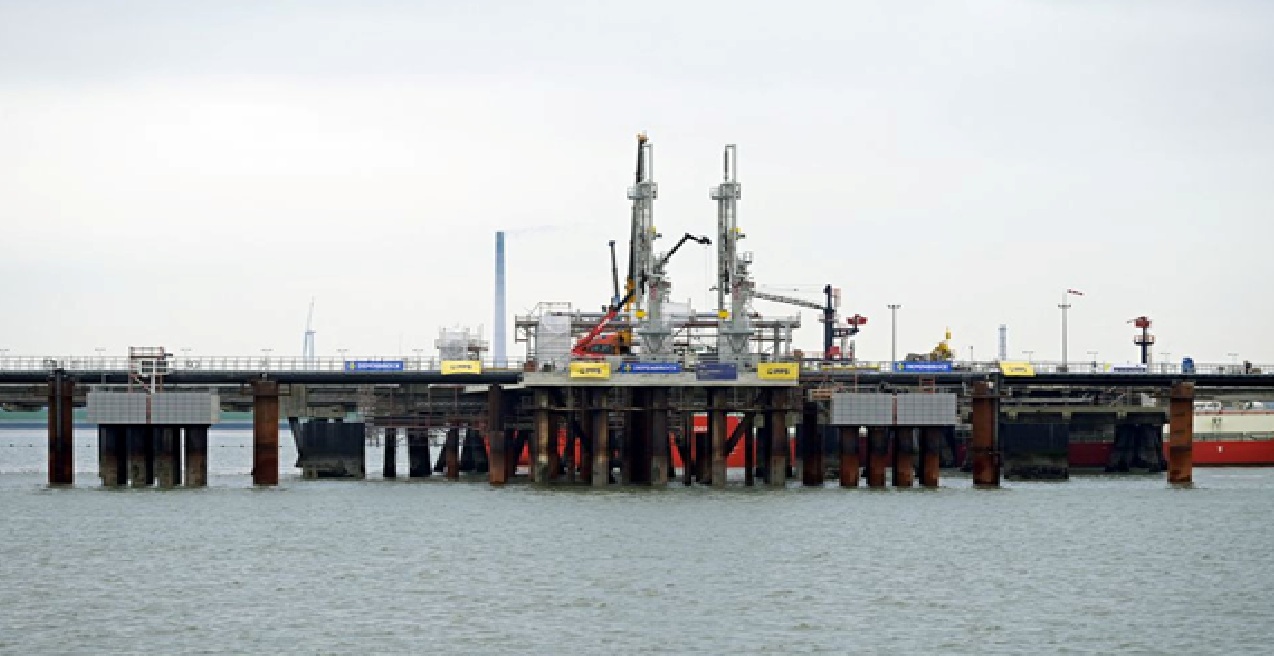 محطة الغاز المسال العائمة الجديدة في ميناء مدينة فيلهلمسهافن الألمانية – المصدر: رويترز