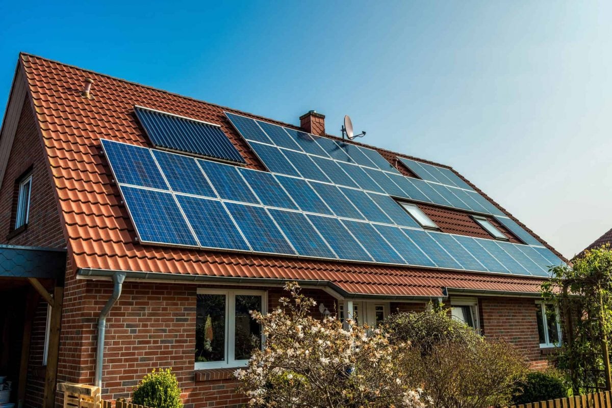 ألواح الطاقة الشمسية أعلى المنازل