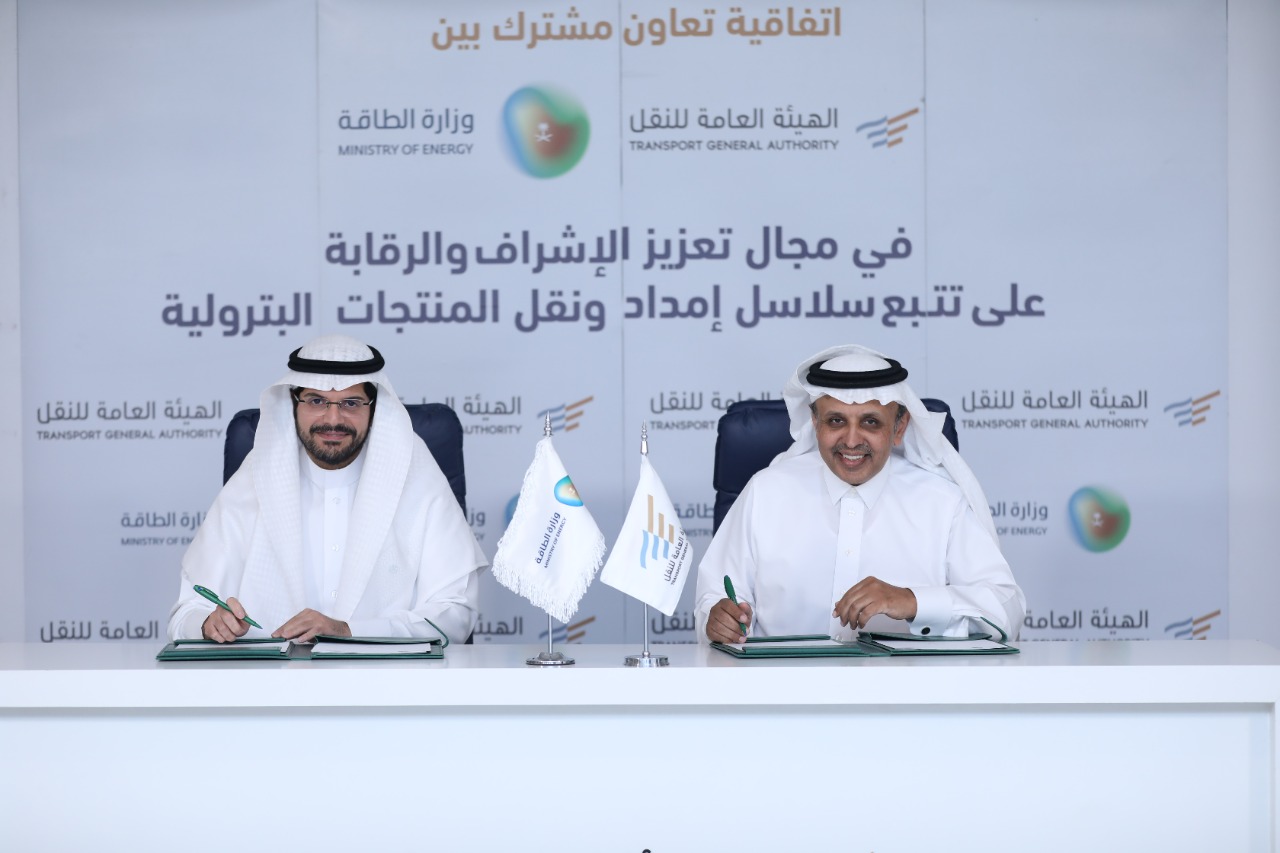 جانب من توقيع الاتفاقية بين وزارة الطاقة السعودية وهيئة النقل