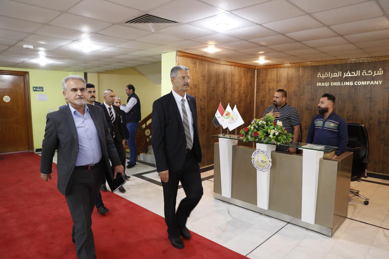 وزير النفط العراقي حيان عبدالغني خلال زيارته لشركة الحفر