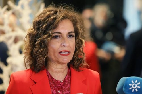 وزيرة المالية ماريا خيسوس مونتيرو