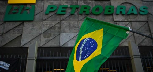 العلم البرازيلي أمام مقر شركة بتروبراس 