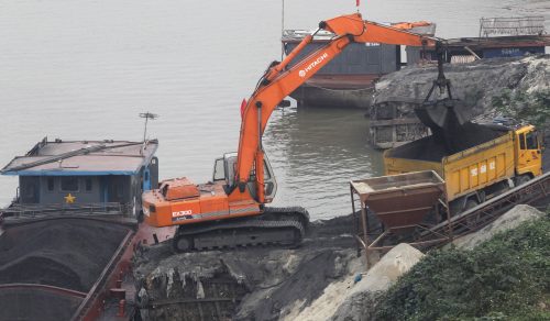 حفار ينقل الفحم في ميناء بمدنية هانوي