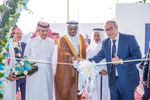 جانب من فعاليات افتتاح مصنع بي في هاردوير لتطوير أنظمة تعقب الطاقة الشمسية في السعودية
