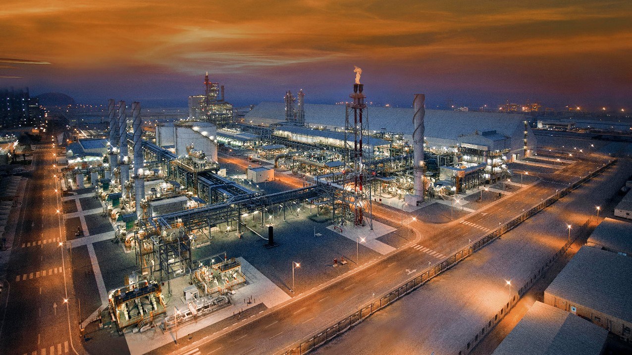مجمع الرويس الصناعي الذي تديره شركة أدنوك الإماراتية