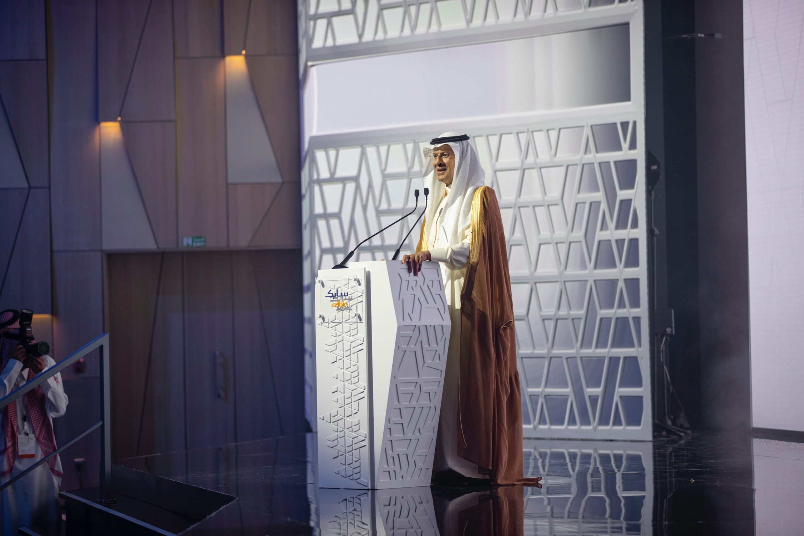 وزير الطاقة السعودي الأمير عبدالعزيز بن سلمان يلقي كلمته في حفل افتتاح مبنى سابك الجبيل