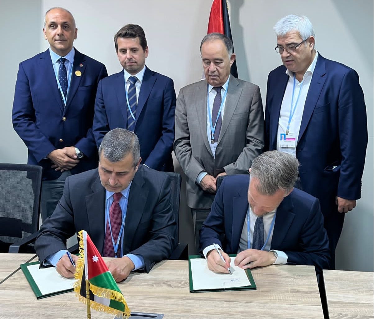 على هامش قمة المناخ جانب من توقيع مذكرة تعاون بين وزارة الطاقة الأردنية وميرسك العالمية