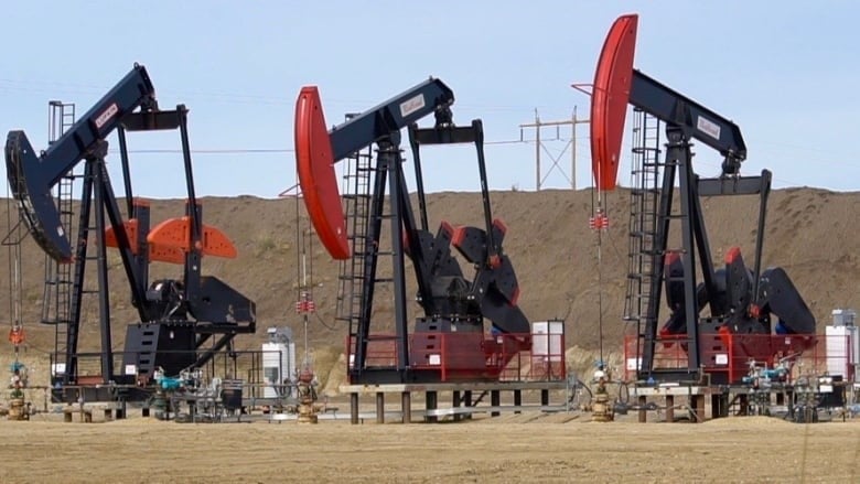 مضخات أحد حقول النفط بمقاطعة ألبرتا الكندية
