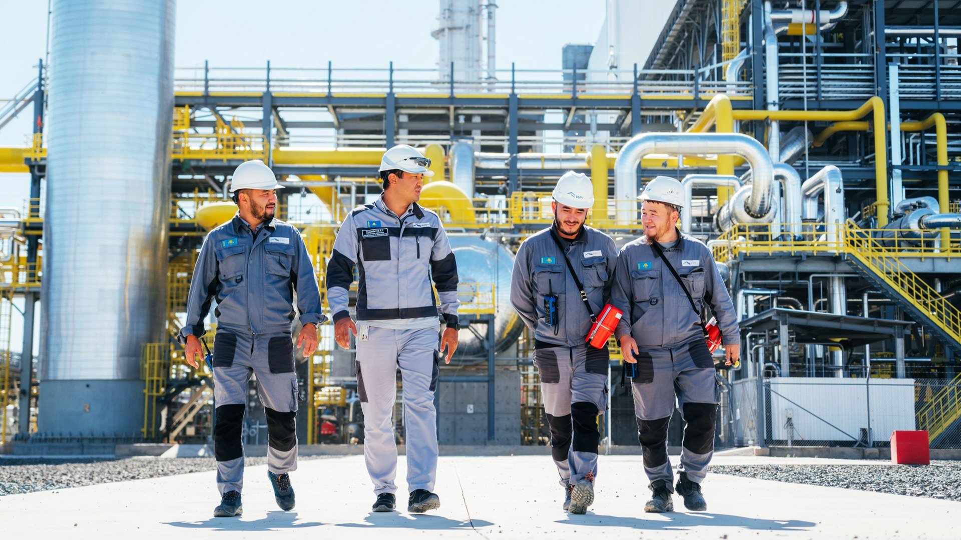عمال داخل مصفاة تابعة لشركة كاز موناي غاز لتكرير النفط القازاخستاني