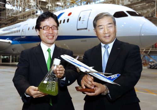 رئيس شركة يوغلينا ميتسورو إيزومو على اليسار 