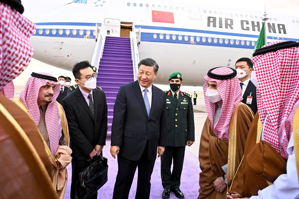لحظة وصول الرئيس الصيني إلى السعودية