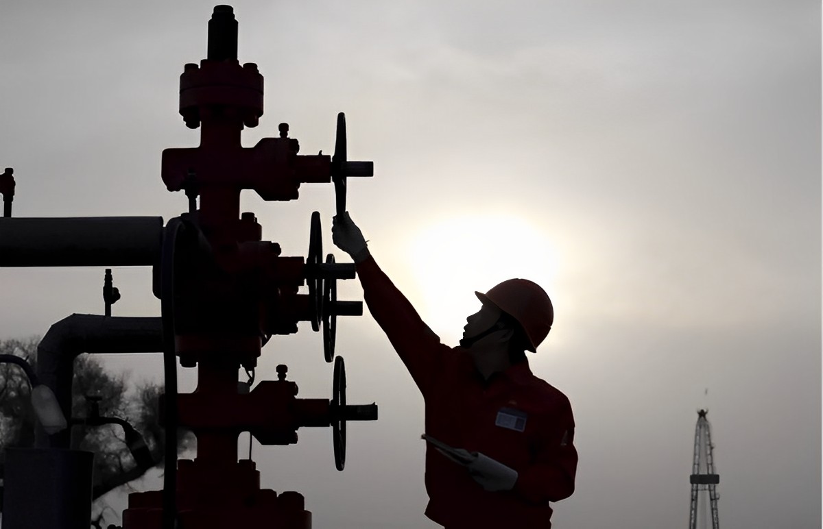 عامل صيني داخل حقل للنفط والغاز في شمال غرب الصين وحالة من الترقب تسود أسواق النفط في الصين