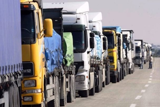 إضراب سائقي الشاحنات احتجاجًا على أسعار الوقود في الأردن