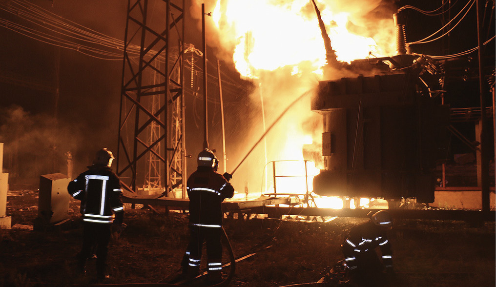 عمال الإطفاء يحاولون السيطرة على حريق بمحطة كهرباء أوكرانية