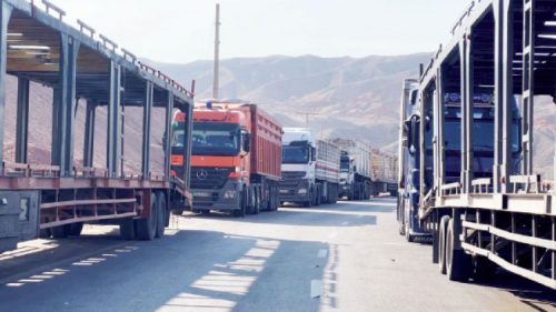 اضراب سائقي الساحنات احتجاجا على اسعار الوقود في الأردن