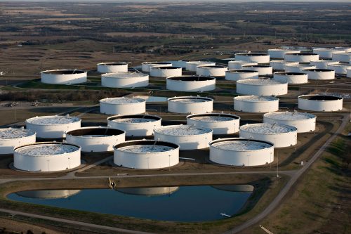 وكالة الطاقة الدولية تشير إلى انخفاض مخزونات النفط العالمية