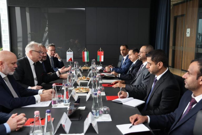 وزير خارجية سلطنة عمان يبحث في المجر التعاون في إنتاج الهيدروجين الأخضر والطاقة المتجددة