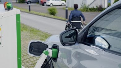 Photo of السيارات الكهربائية قد تواجه حظرًا جزئيًا في سويسرا بسبب "نووي" فرنسا