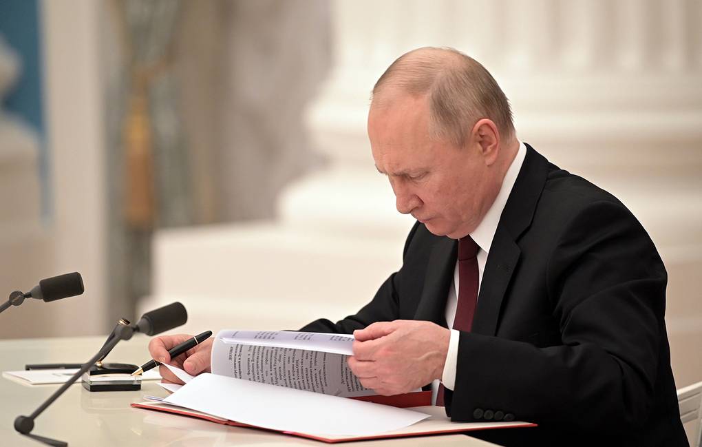 الرئيس الروسي فلاديمير بوتين يتخذ مرسومًا للرد على سقف سعر النفط الروسي