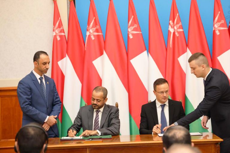 وزير خارجية سلطنة عمان يبحث في المجر التعاون في إنتاج الهيدروجين الأخضر والطاقة المتجددة