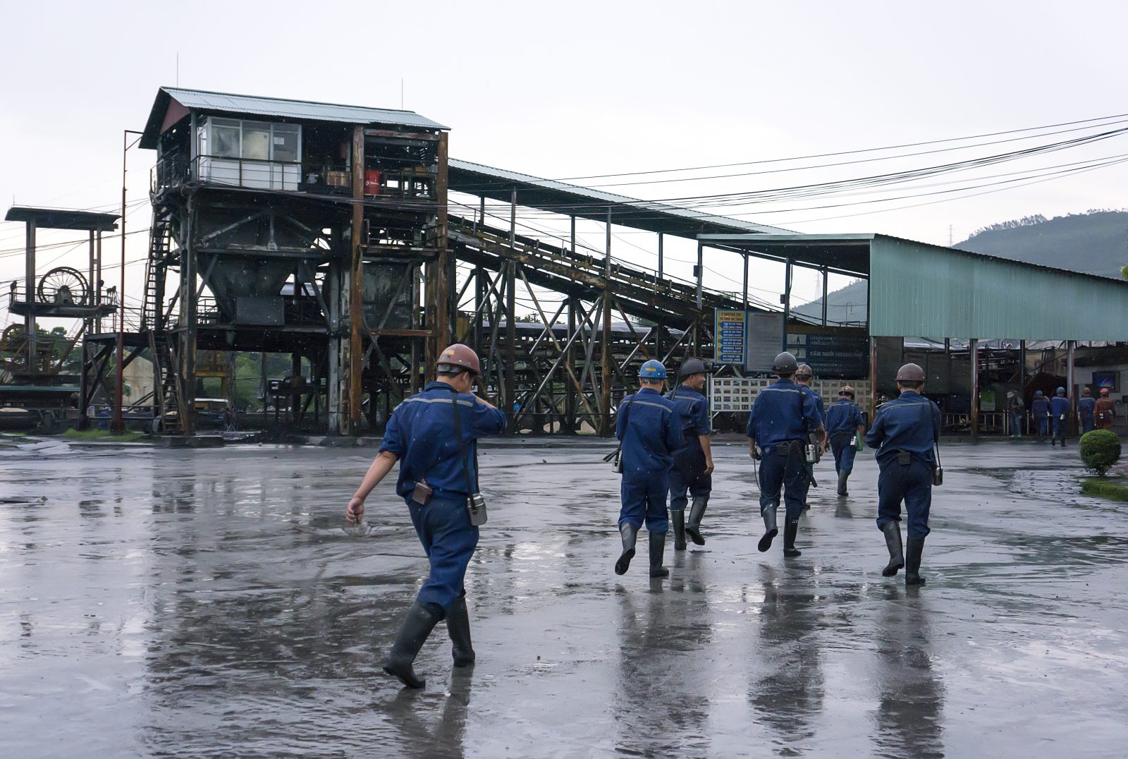 عمال داخل منجم للفحم ومجموعة الـ7 تدعم انتقال الطاقة في فيتنام
