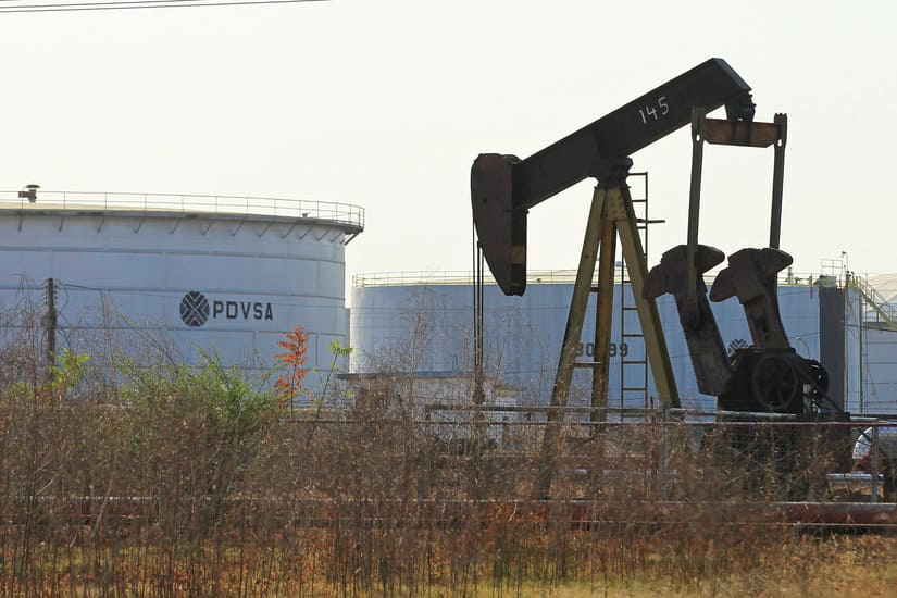 أول شحنة من النفط الفنزويلي تتجه إلى أميركا