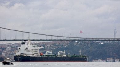 Photo of أولى ناقلات النفط تعبر المياه التركية بـ"خطاب" من شركة روسية