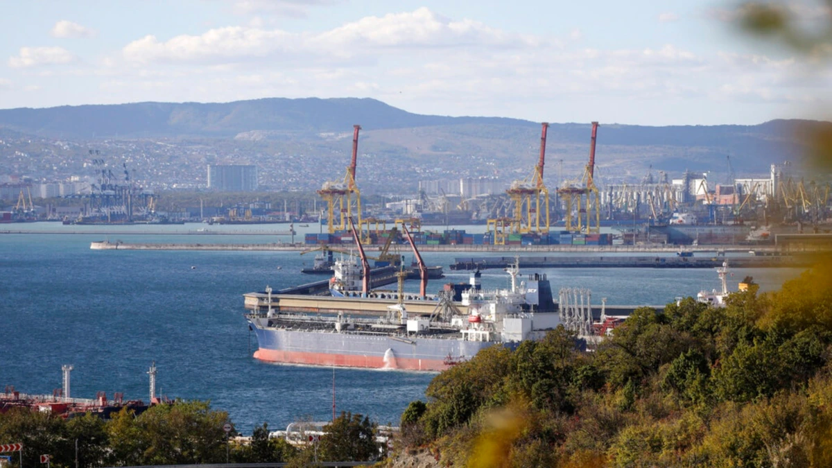 ناقلة تحمل النفط الروسي في ميناء نوفوروسيسك