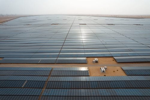محطة نور أبوظبي أكبر محطة مستقلة للطاقة الشمسية في العالم