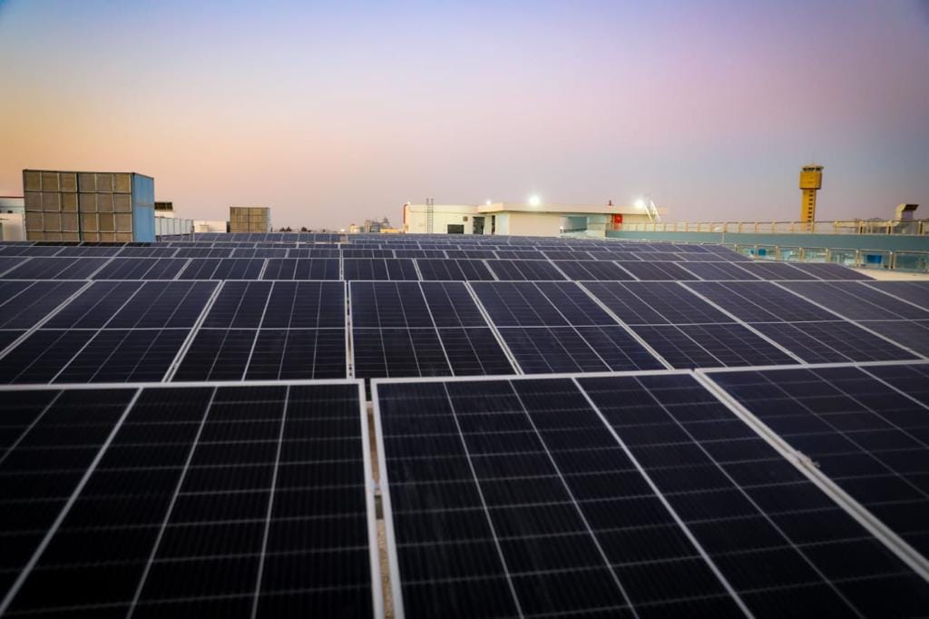 الطاقة الشمسية تؤمن احتياجات مطار القاهرة