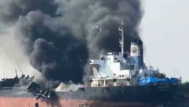Photo of لحظة انفجار ناقلة نفط في حوض سفن وسط تايلاند (فيديو وصور)