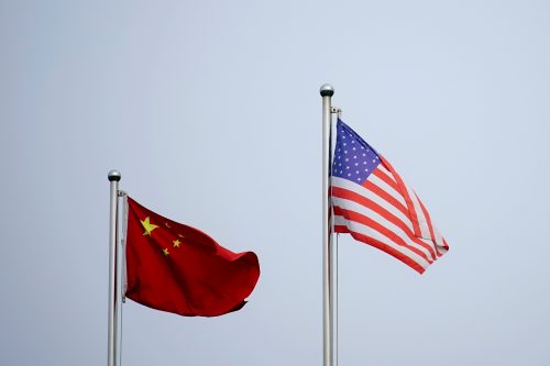 العلم الأميركي والصيني ومجلس النواب يقر مشروع قانون يمنع مبيعات مخزون النفط الإستراتيجي إلى الصين