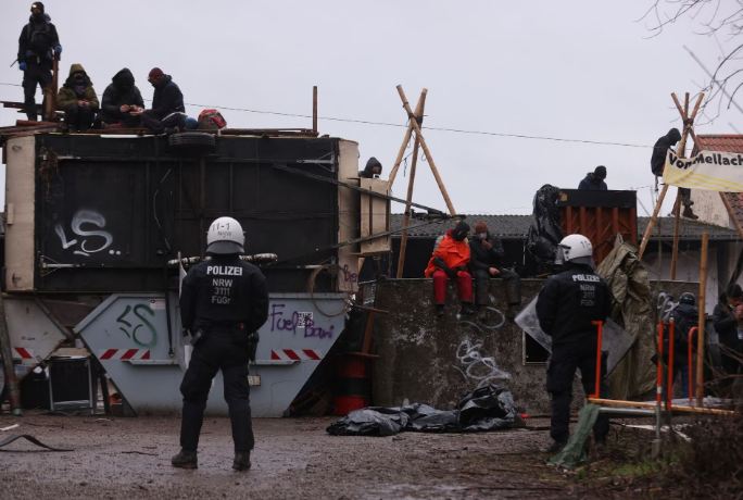 توسعة منجم فحم تجدد الاشتباكات بين الشرطة ونشطاء المناخ في ألمانيا
