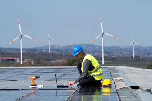 وكالة الطاقة الدولية تتوقع تضاعف استثمارات تصنيع تقنيات الطاقة المتجددة